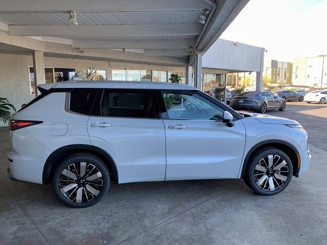 New 2026 Mitsubishi Outlander SEL FWD image 2