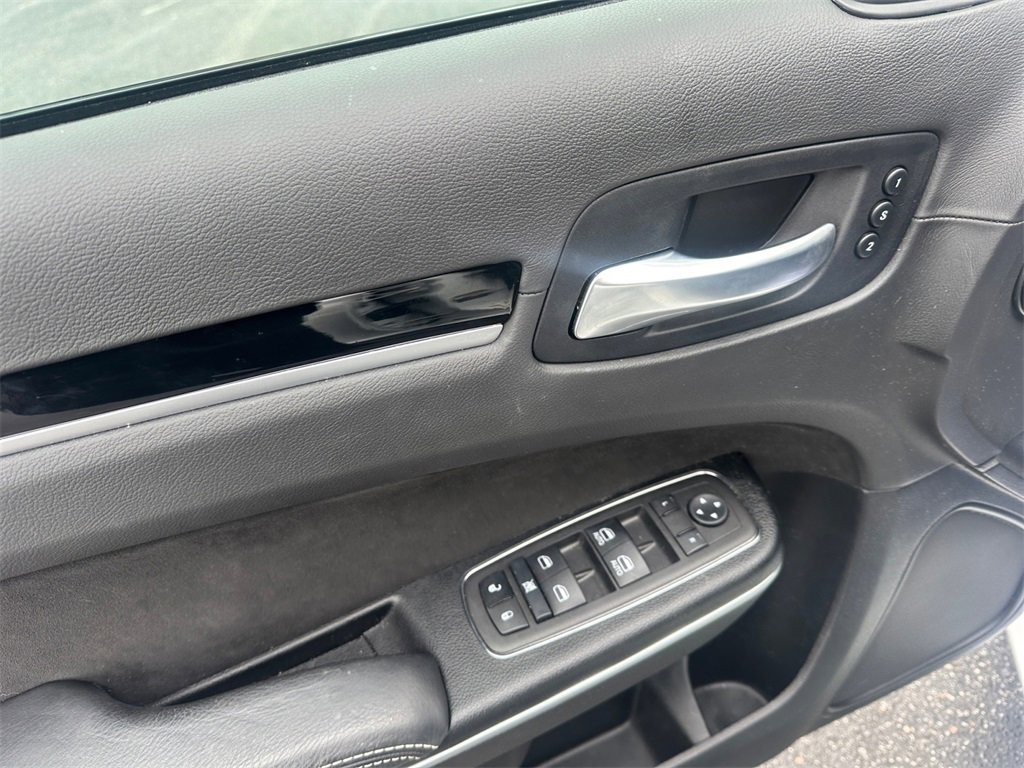 Certified 2023 Chrysler 300 C image 28
