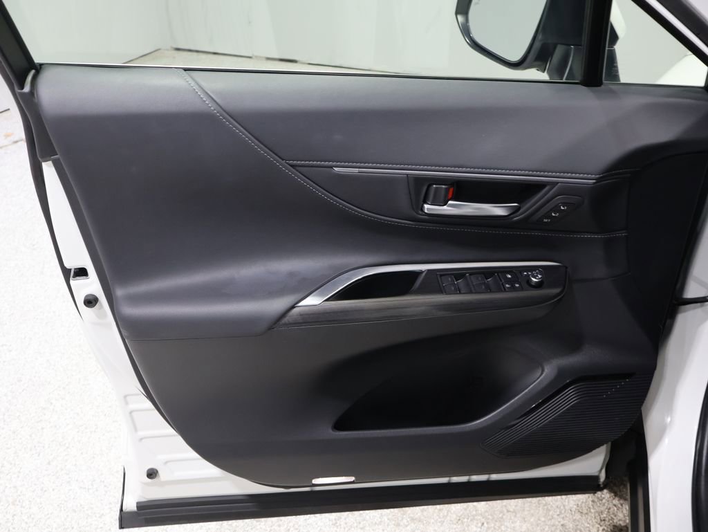 Used 2022 Toyota Venza XLE image 12