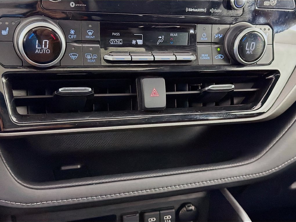 Used 2021 Toyota Highlander XLE AWD/4WD image 15