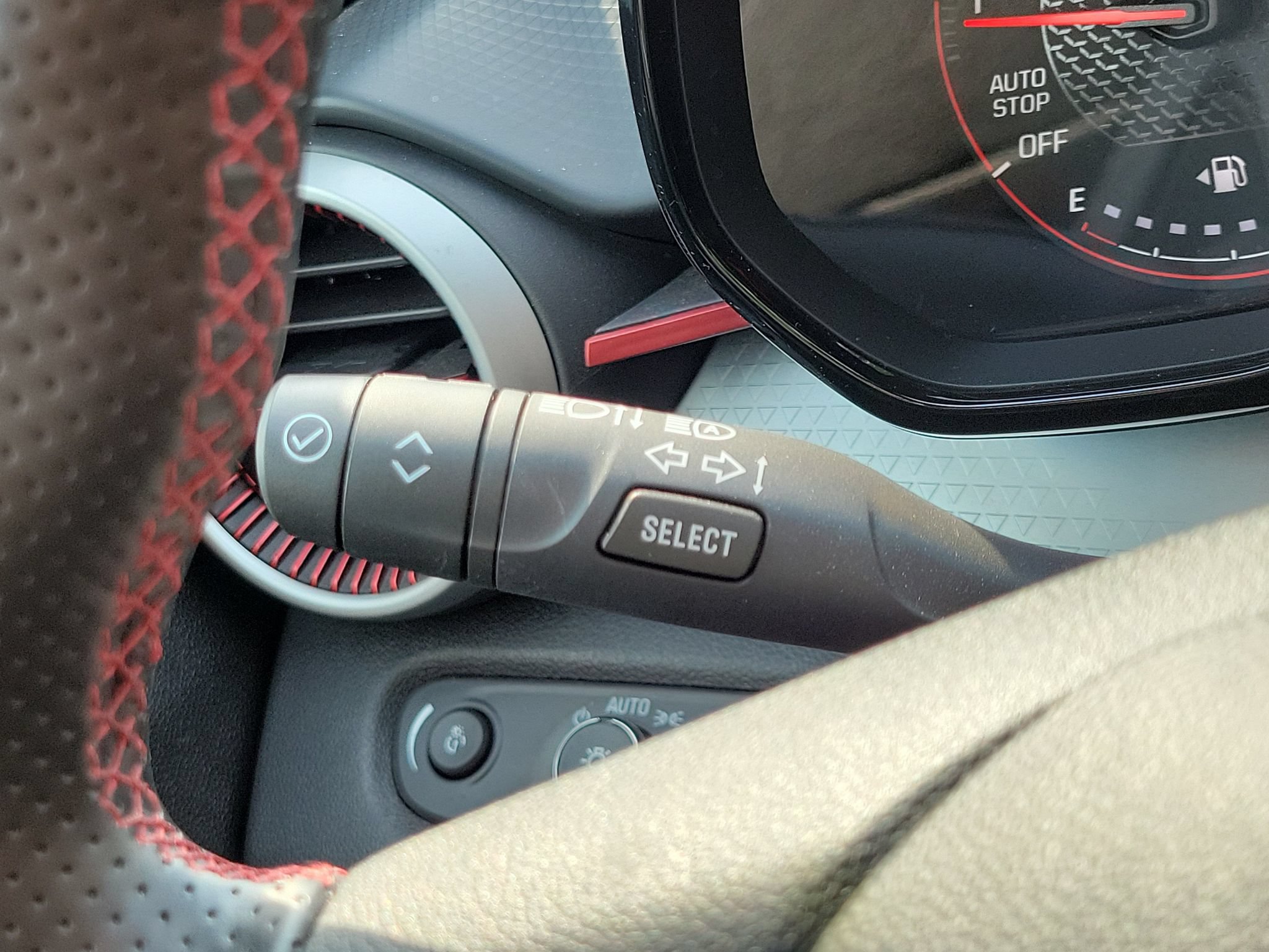 Used 2024 Chevrolet Trax RS w/ Sunroof Package FWD image 13