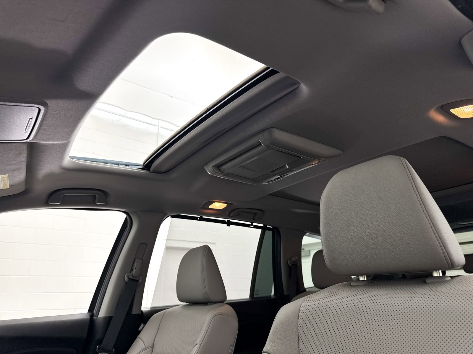 Used 2017 Honda Pilot Elite image 3