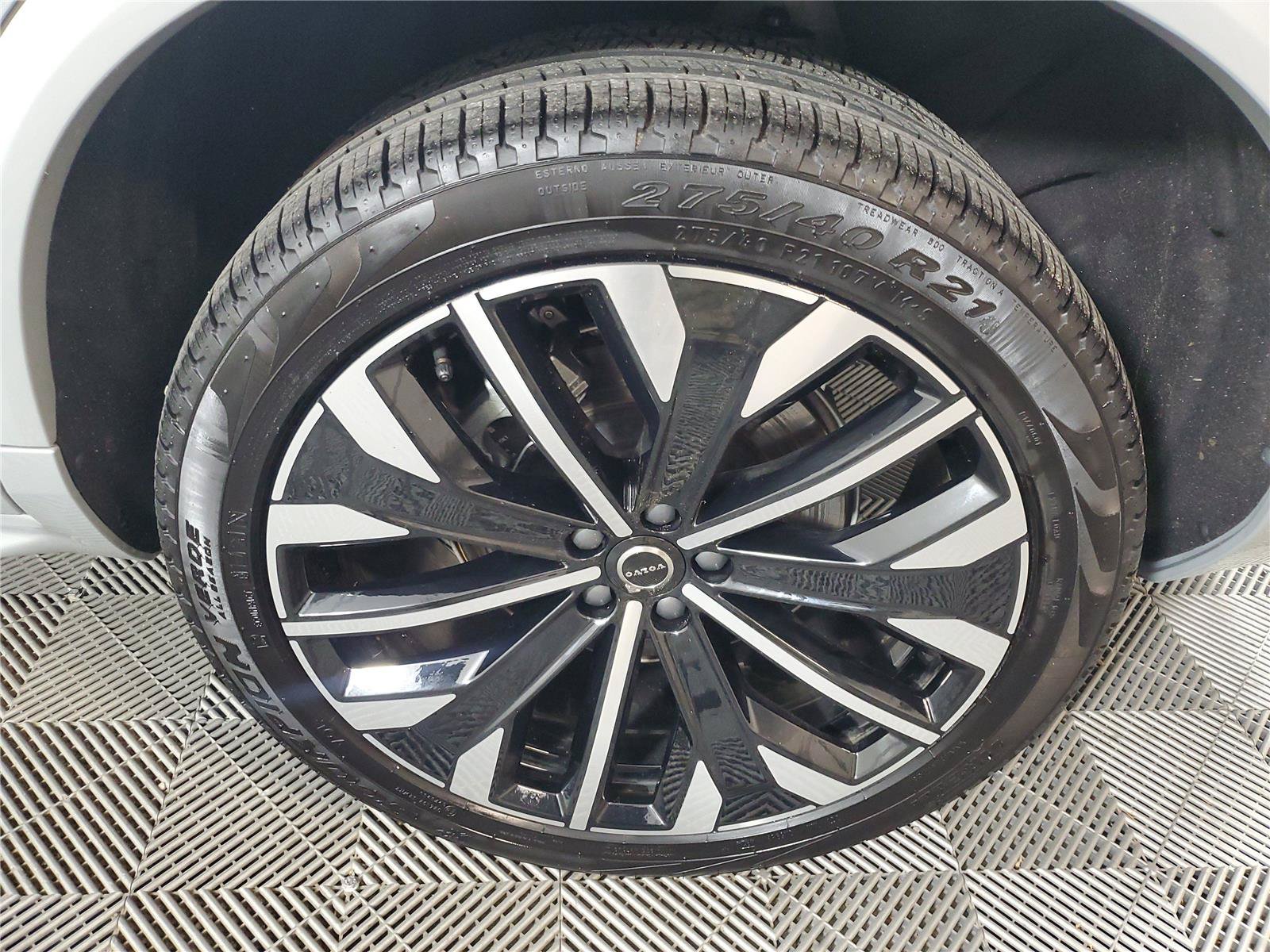 Certified 2025 Volvo XC90 T8 Plus w/ Protection Package Premier AWD/4WD image 7