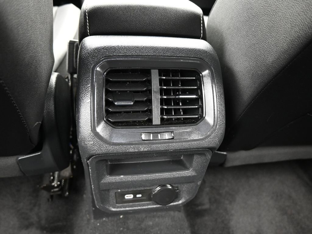 Used 2023 Volkswagen Tiguan SE image 32