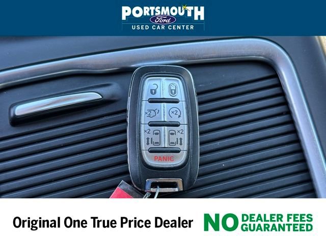 Used 2023 Chrysler Pacifica Touring-L image 11