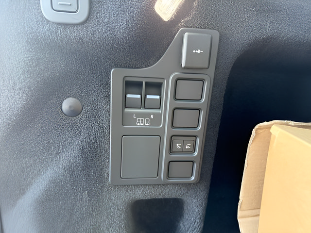 Certified 2025 Land Rover Discovery S AWD/4WD image 31
