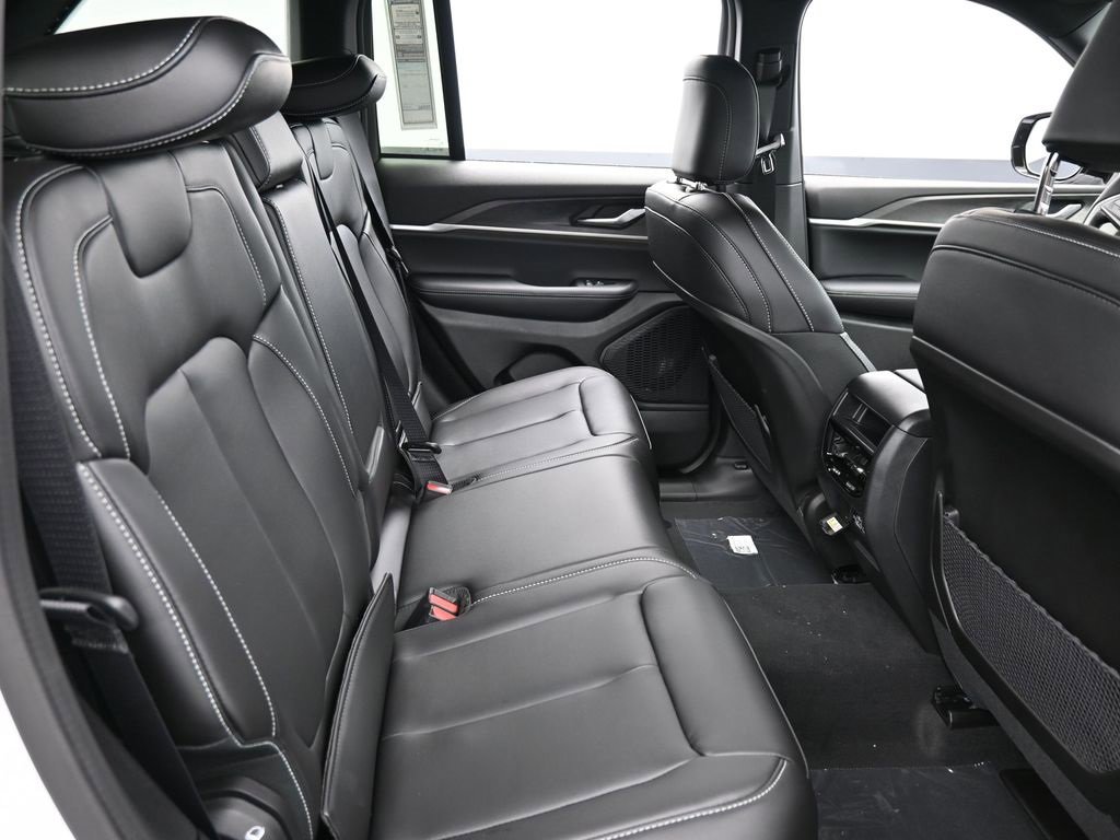 New 2025 Jeep Grand Cherokee Limited image 17