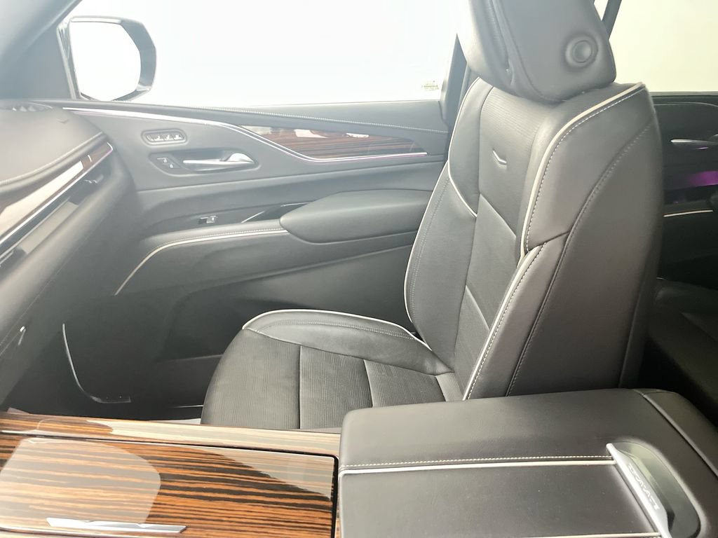 Used 2023 Cadillac Escalade Premium Luxury AWD/4WD image 11