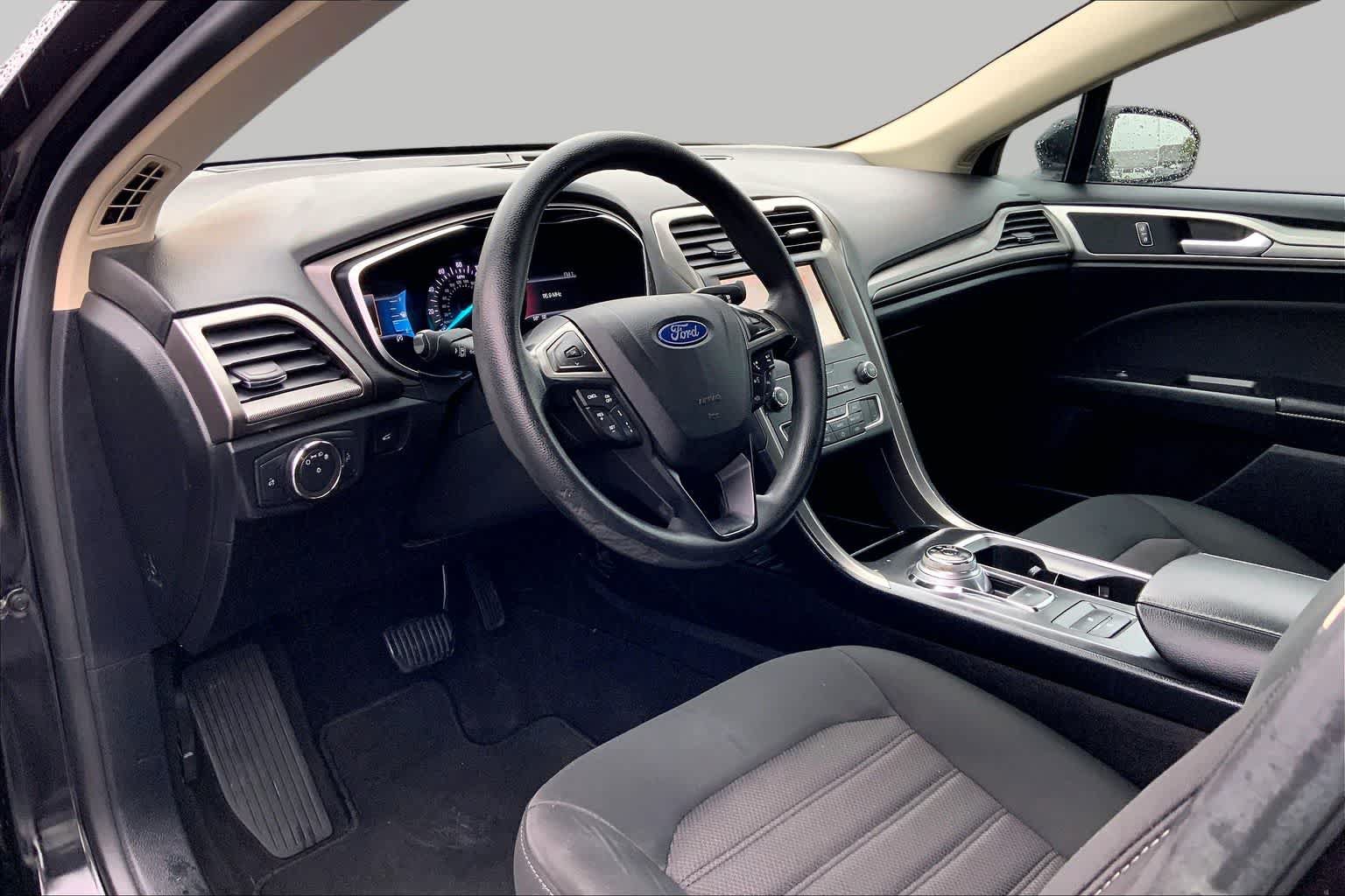 Used 2020 Ford Fusion SE FWD image 15