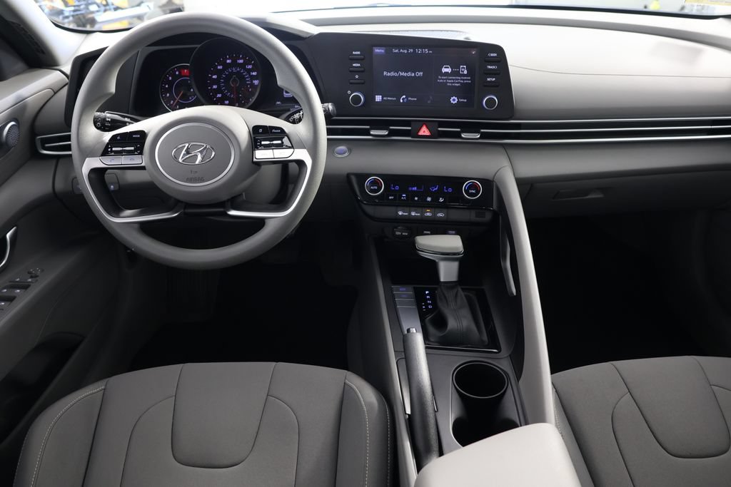 Used 2023 Hyundai Elantra SEL w/ Preferred Accessory Package FWD image 2