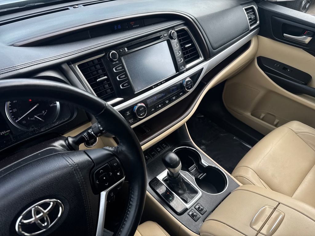 Used 2017 Toyota Highlander XLE AWD/4WD image 23