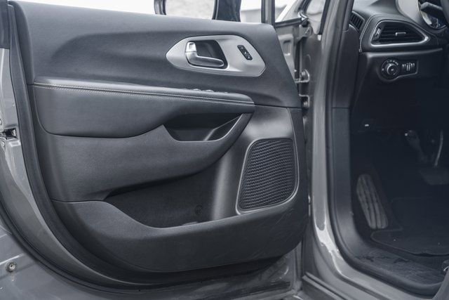 Used 2025 Chrysler Pacifica Limited image 46
