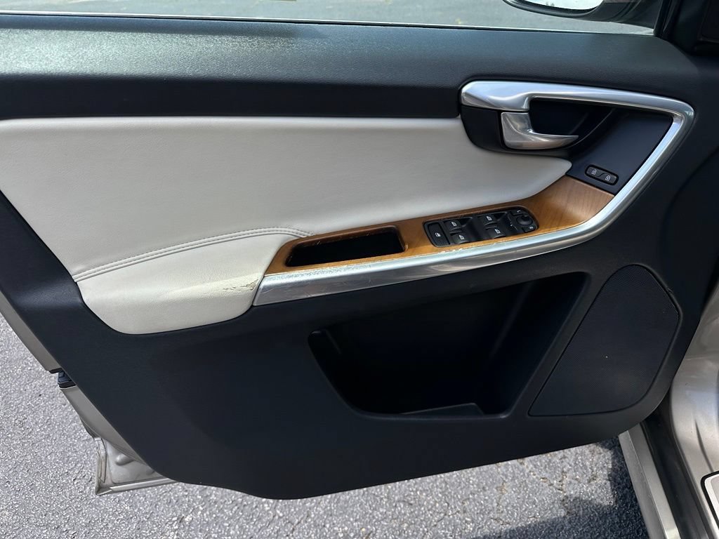 Used 2016 Volvo XC60 T5 Premier w/ Inscription Package FWD image 13