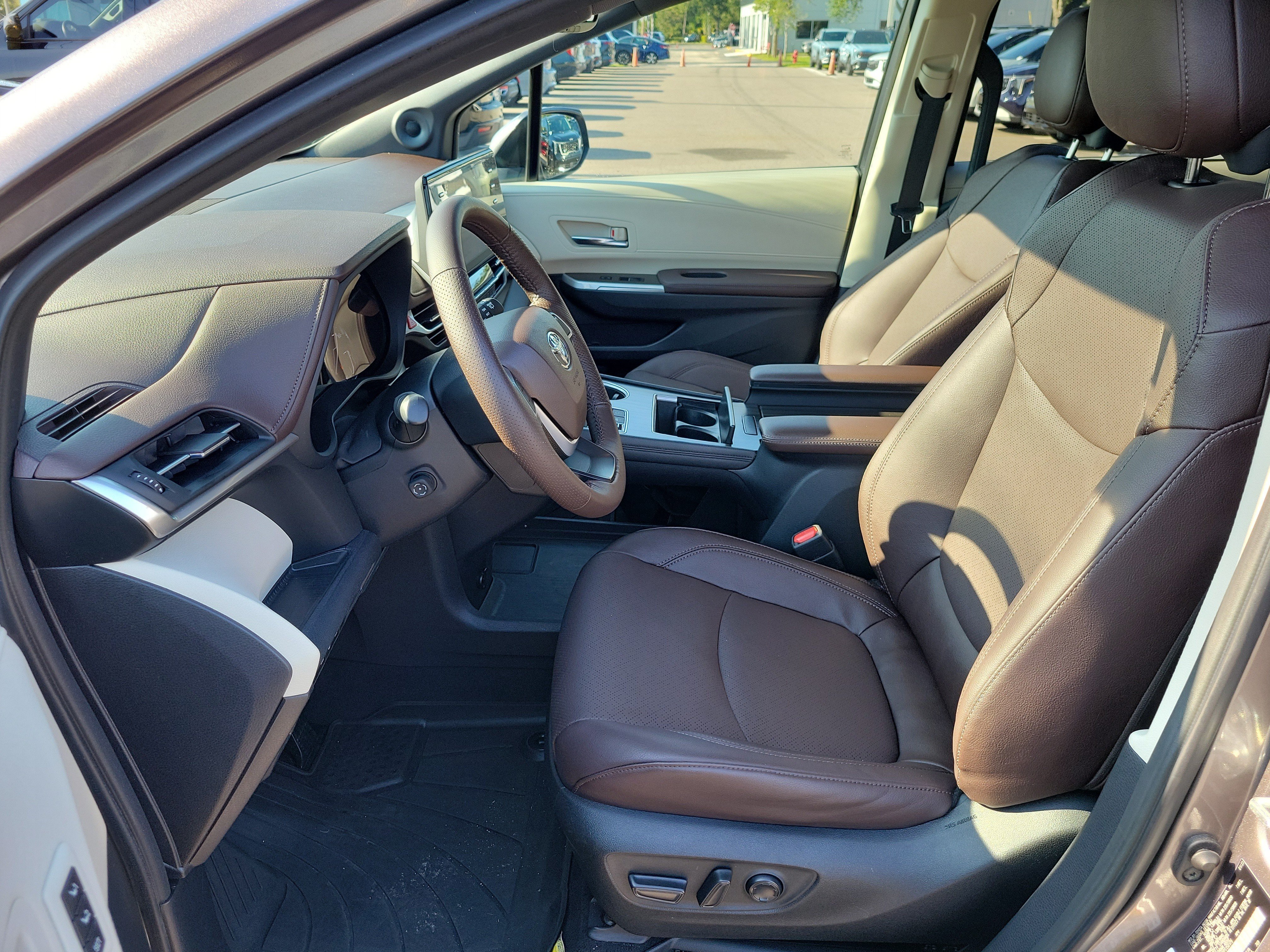 Used 2023 Toyota Sienna Platinum FWD image 24