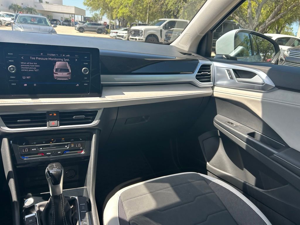 Certified 2025 Volkswagen Taos SE w/ Panoramic Sunroof Package FWD image 10