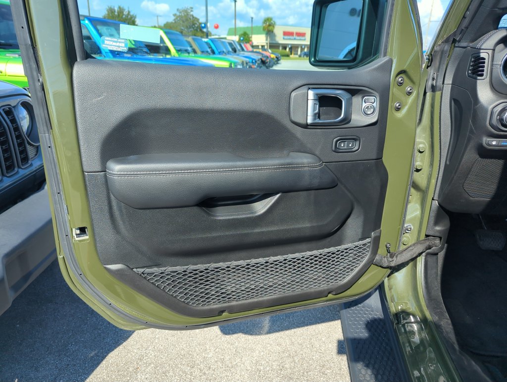 Used 2022 Jeep Wrangler Unlimited Sahara AWD/4WD image 17