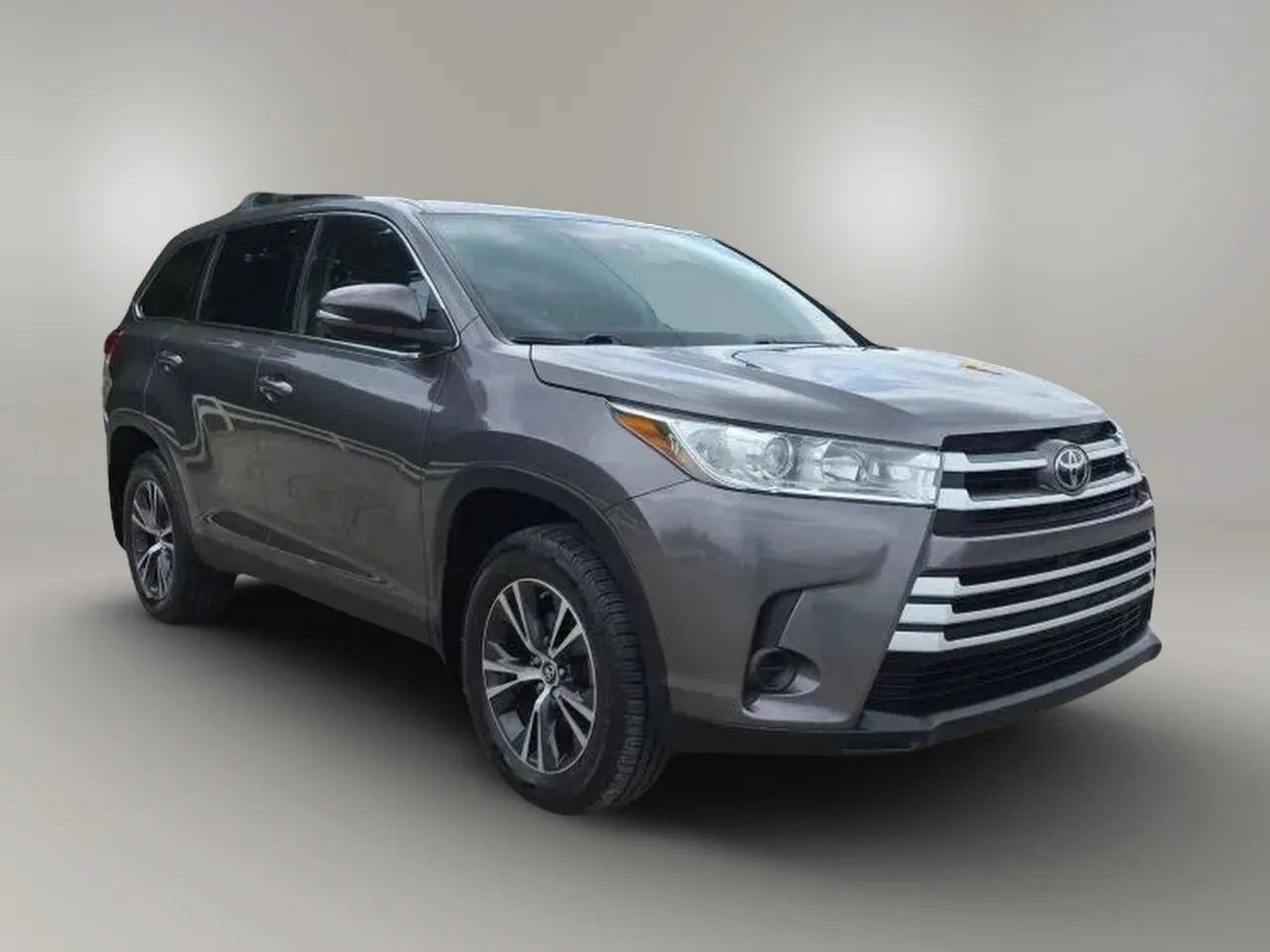 Used 2019 Toyota Highlander LE AWD/4WD image 3