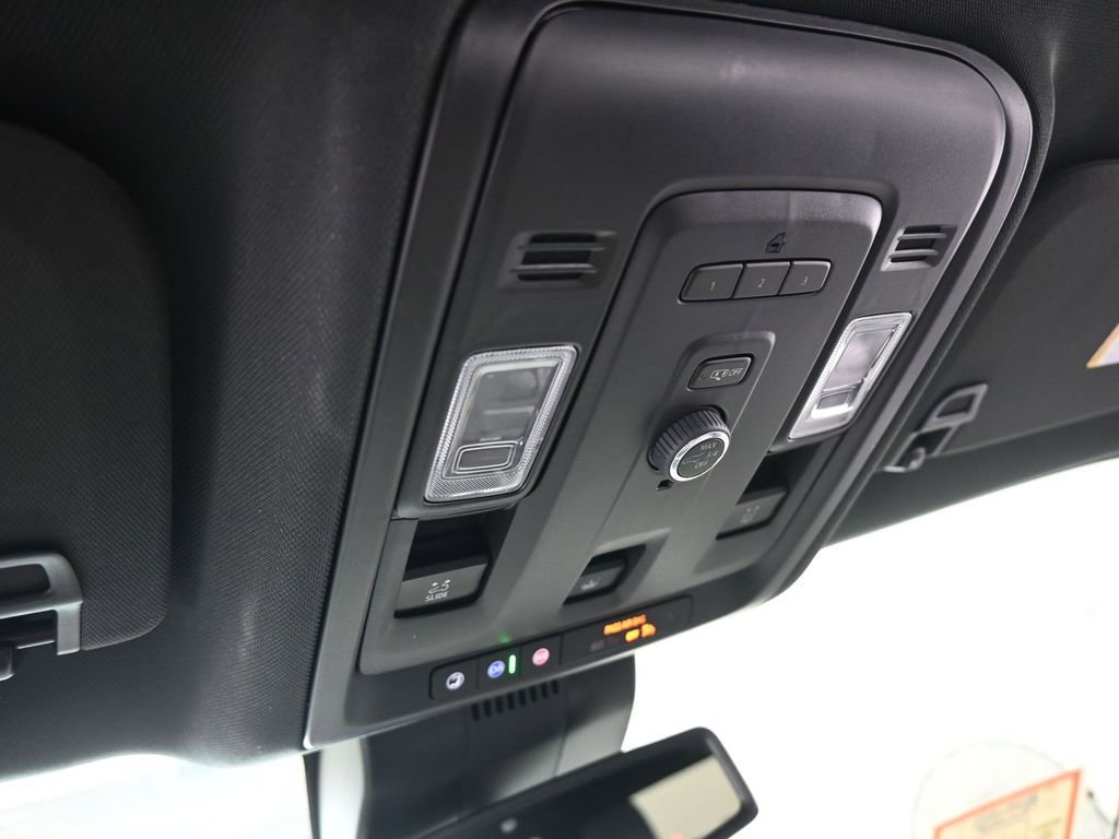 Used 2024 Chevrolet Suburban LT image 31