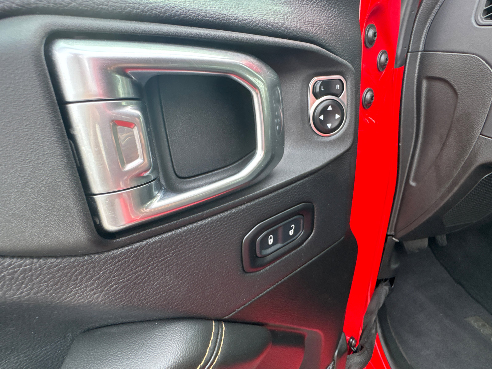 Used 2025 Jeep Wrangler Sahara image 11