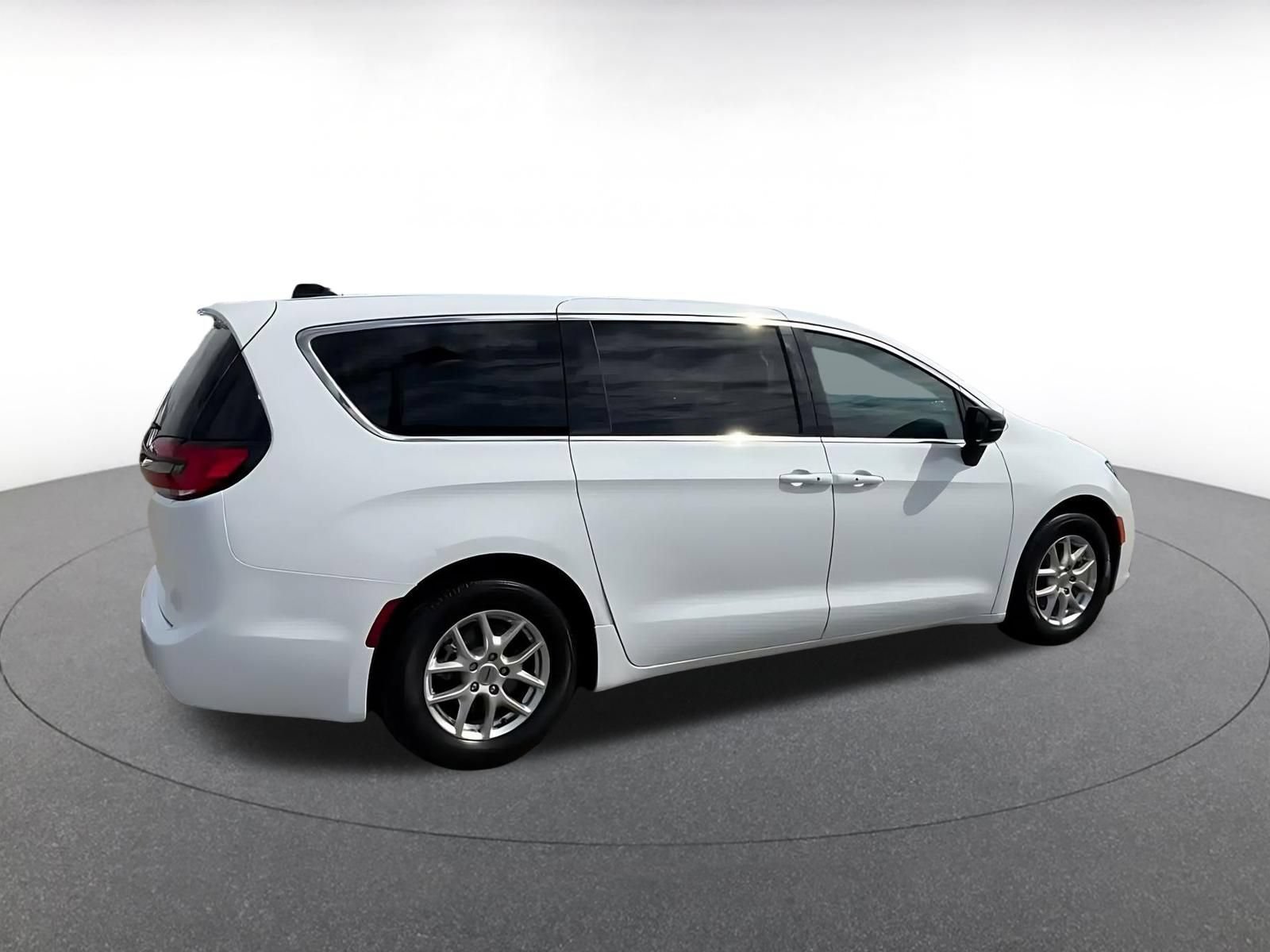 Used 2024 Chrysler Pacifica Touring-L FWD image 13