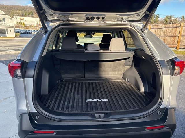 Used 2022 Toyota RAV4 XLE w/ Convenience Package image 18