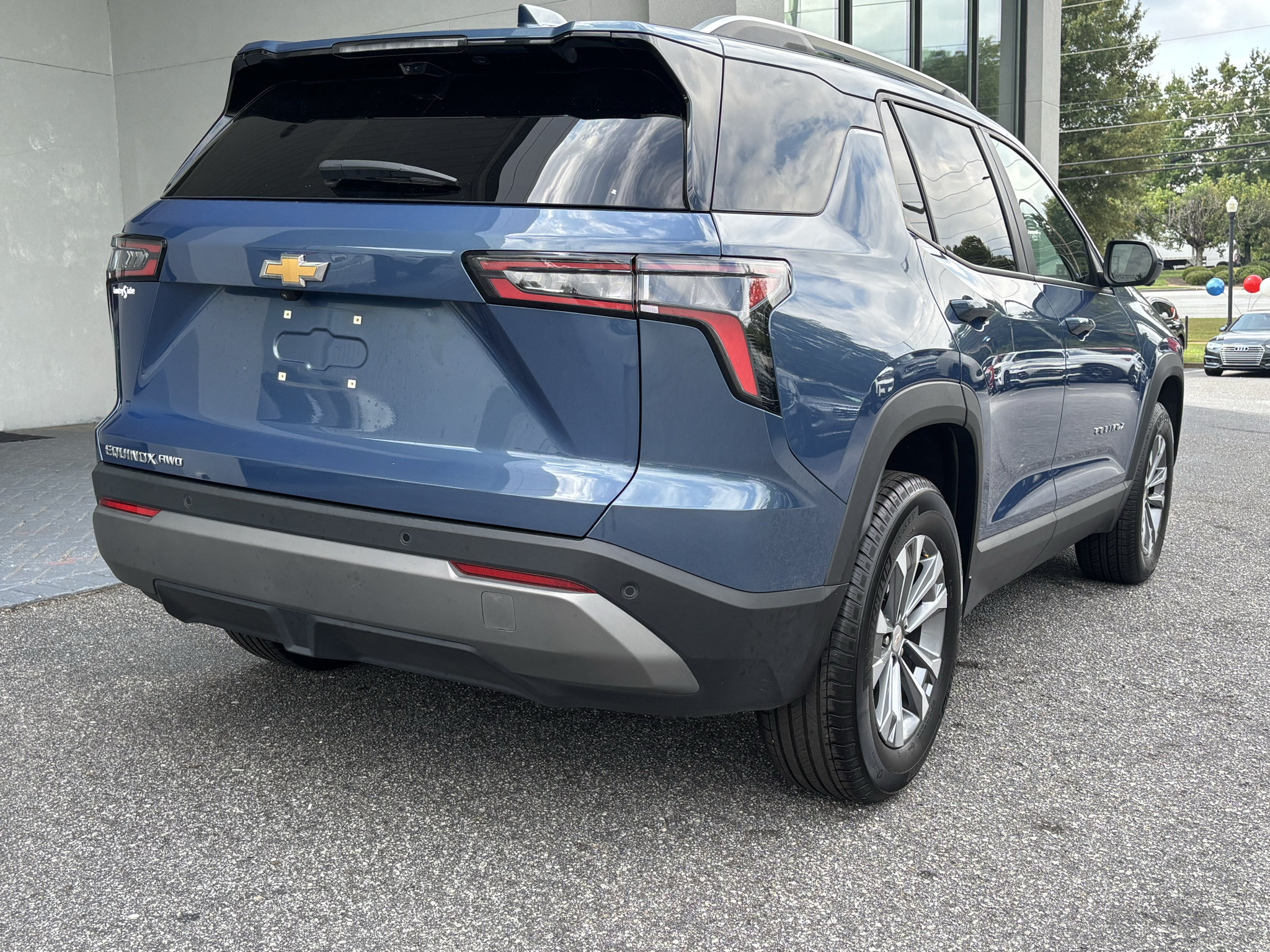 Used 2025 Chevrolet Equinox LT w/ Convenience Package II AWD/4WD image 4