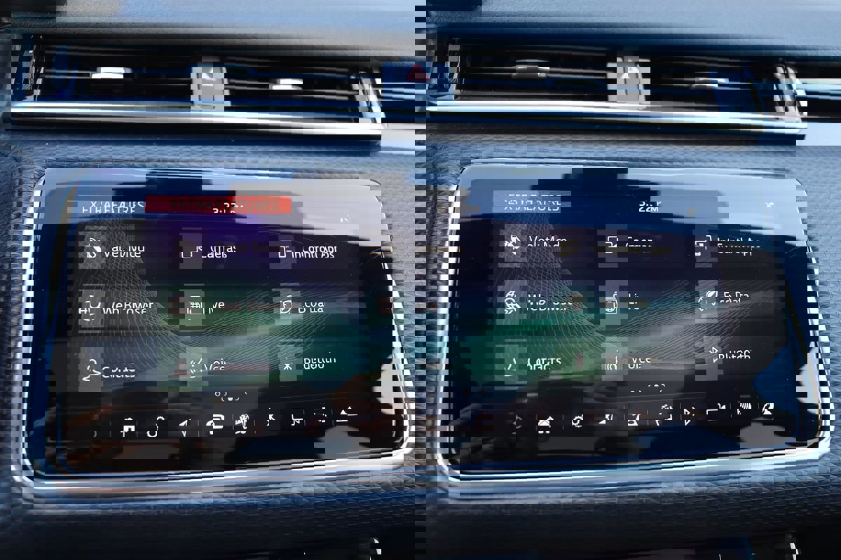 Used 2018 Land Rover Range Rover Velar R-Dynamic SE image 26