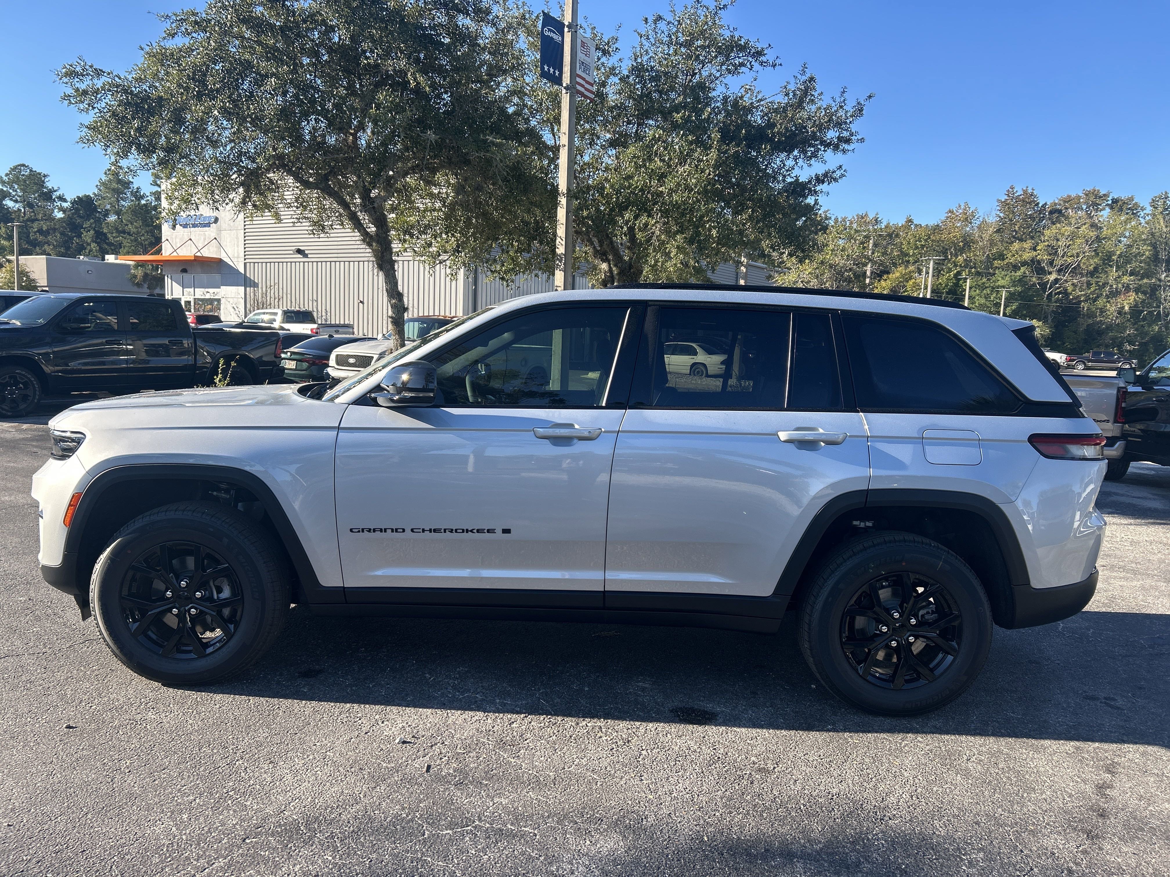 New 2025 Jeep Grand Cherokee Laredo image 10