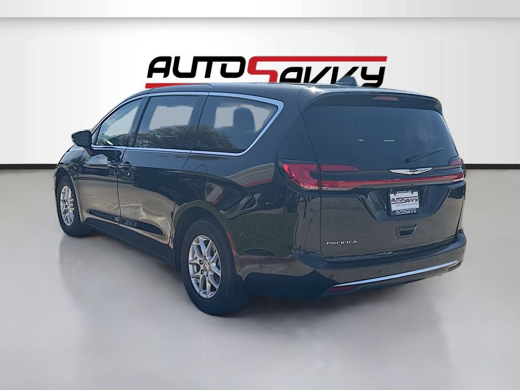 Used 2024 Chrysler Pacifica Touring-L FWD image 5