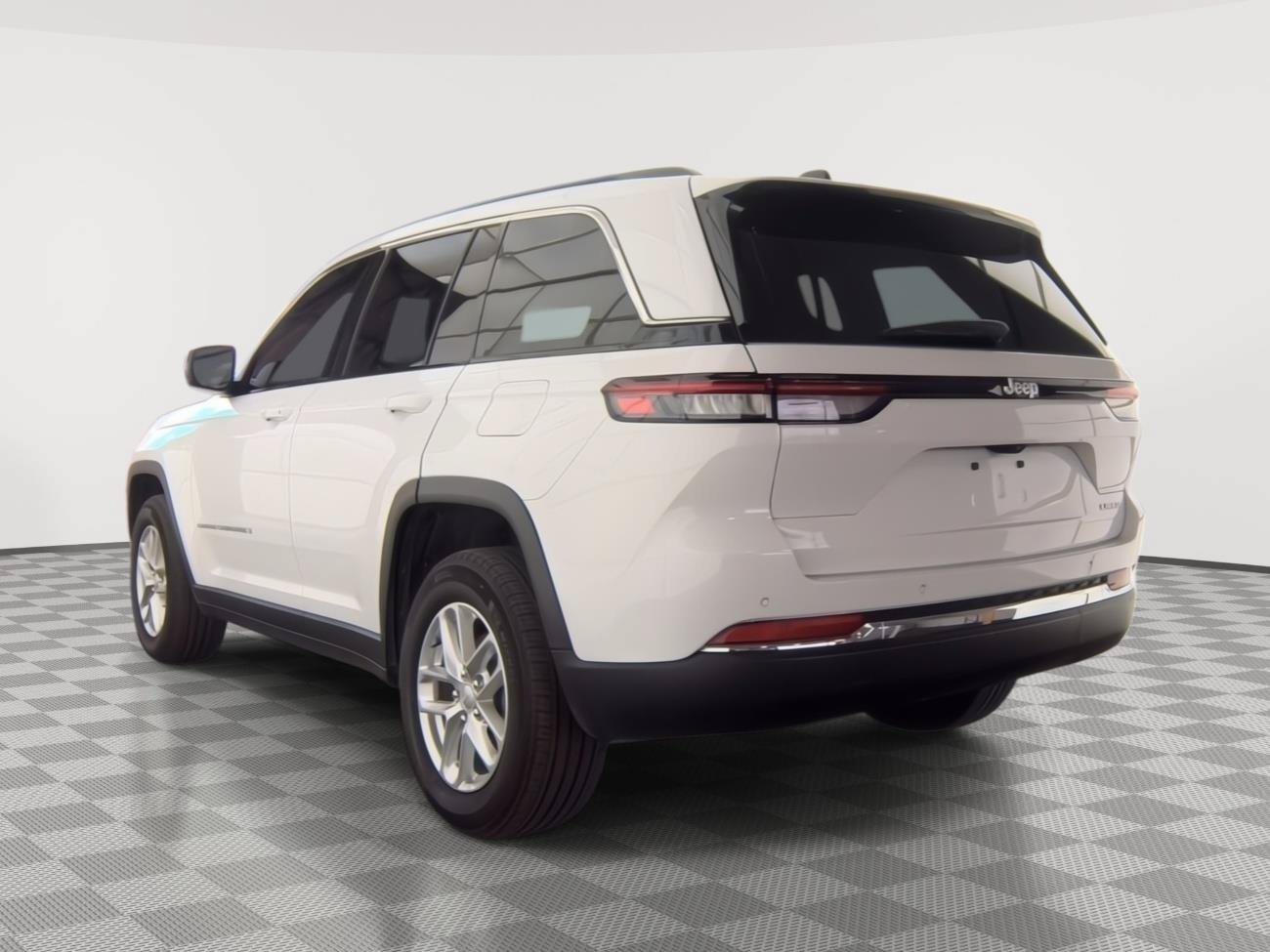 Used 2024 Jeep Grand Cherokee Laredo X RWD image 16