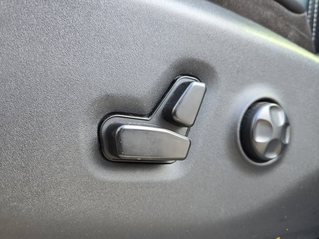 Used 2023 Chrysler Pacifica Touring-L image 13