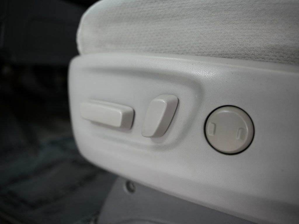 Used 2018 Toyota Sienna LE w/ Carpet Mat Package image 42