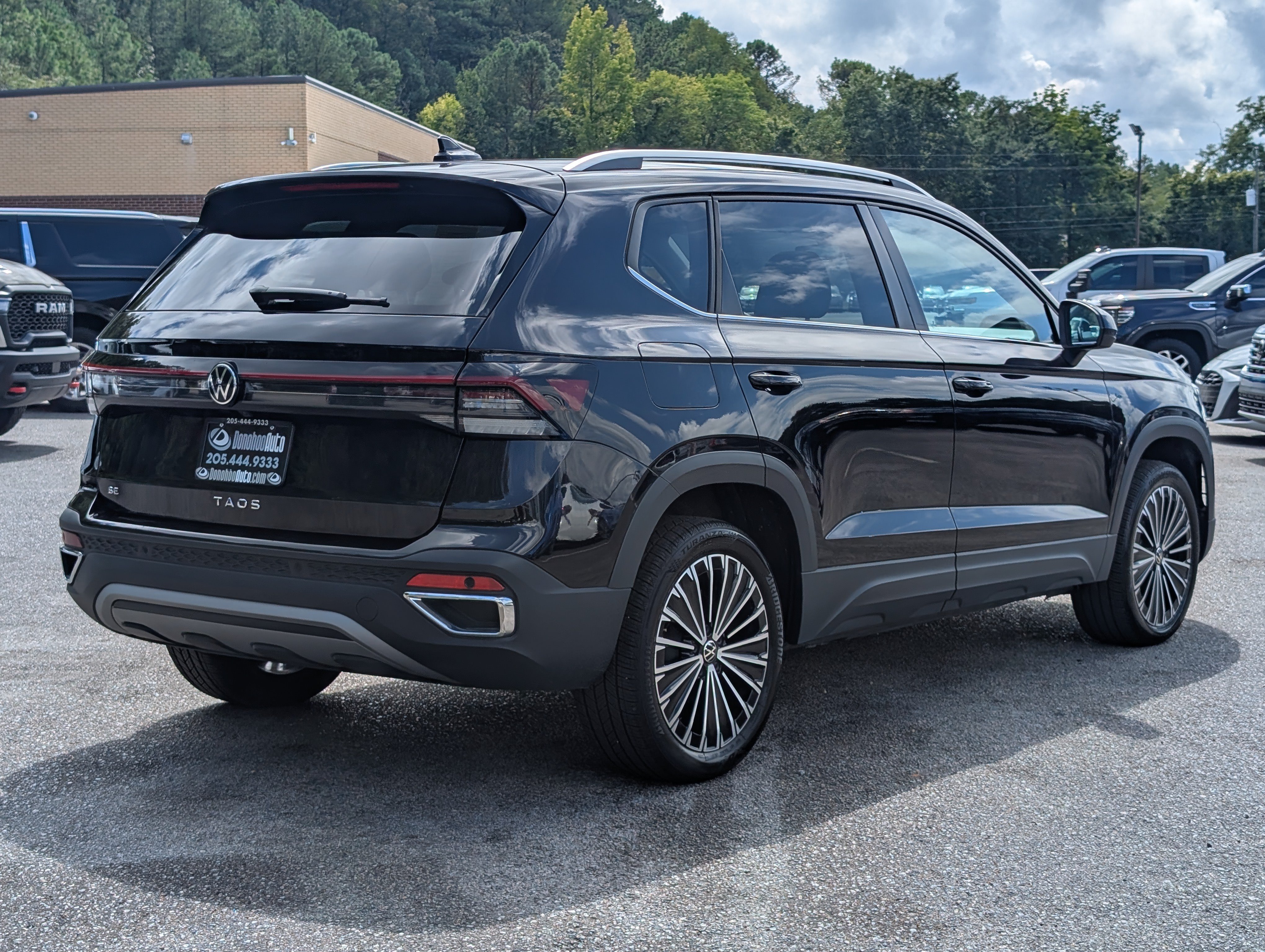 Used 2025 Volkswagen Taos SE w/ Panoramic Sunroof Package FWD image 9