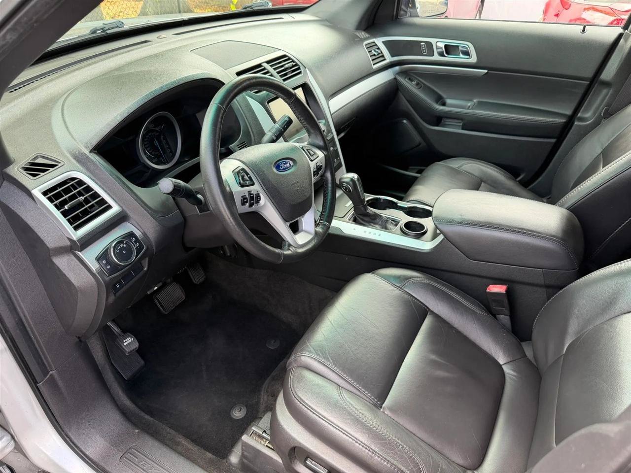 Used 2015 Ford Explorer XLT w/ Equipment Group 202B FWD image 19