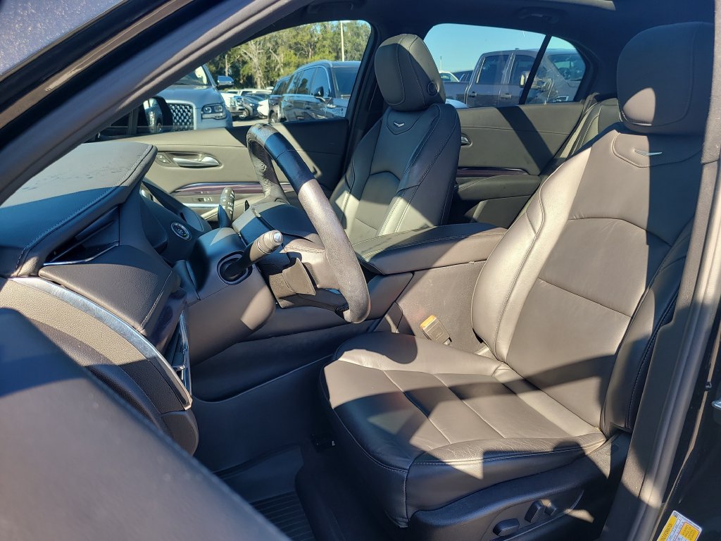 Used 2023 Cadillac XT4 Luxury w/ Cold Weather Package AWD/4WD image 18