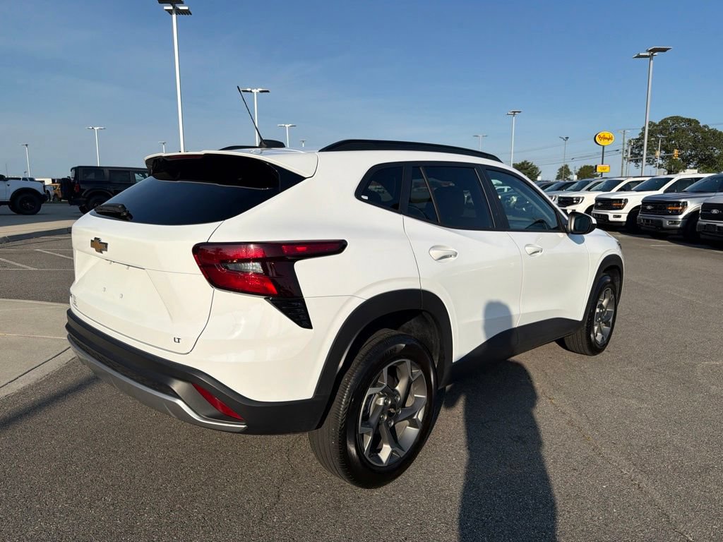 Used 2025 Chevrolet Trax LT FWD image 4