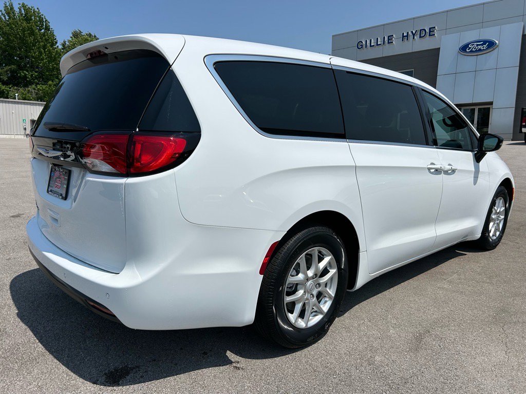 New 2025 Chrysler Voyager LX image 4