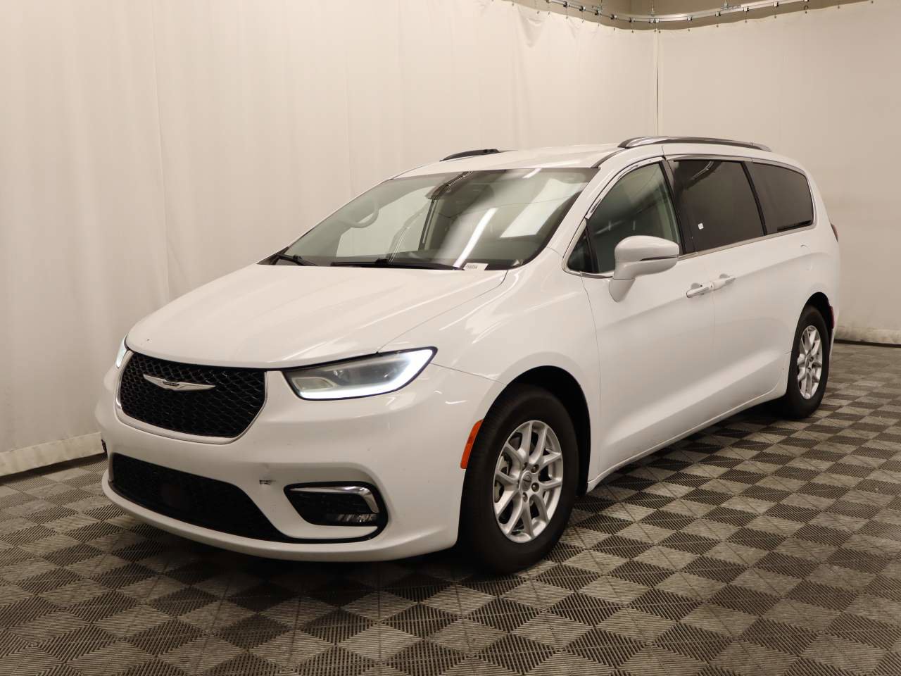 Used 2021 Chrysler Pacifica Touring-L FWD image 1