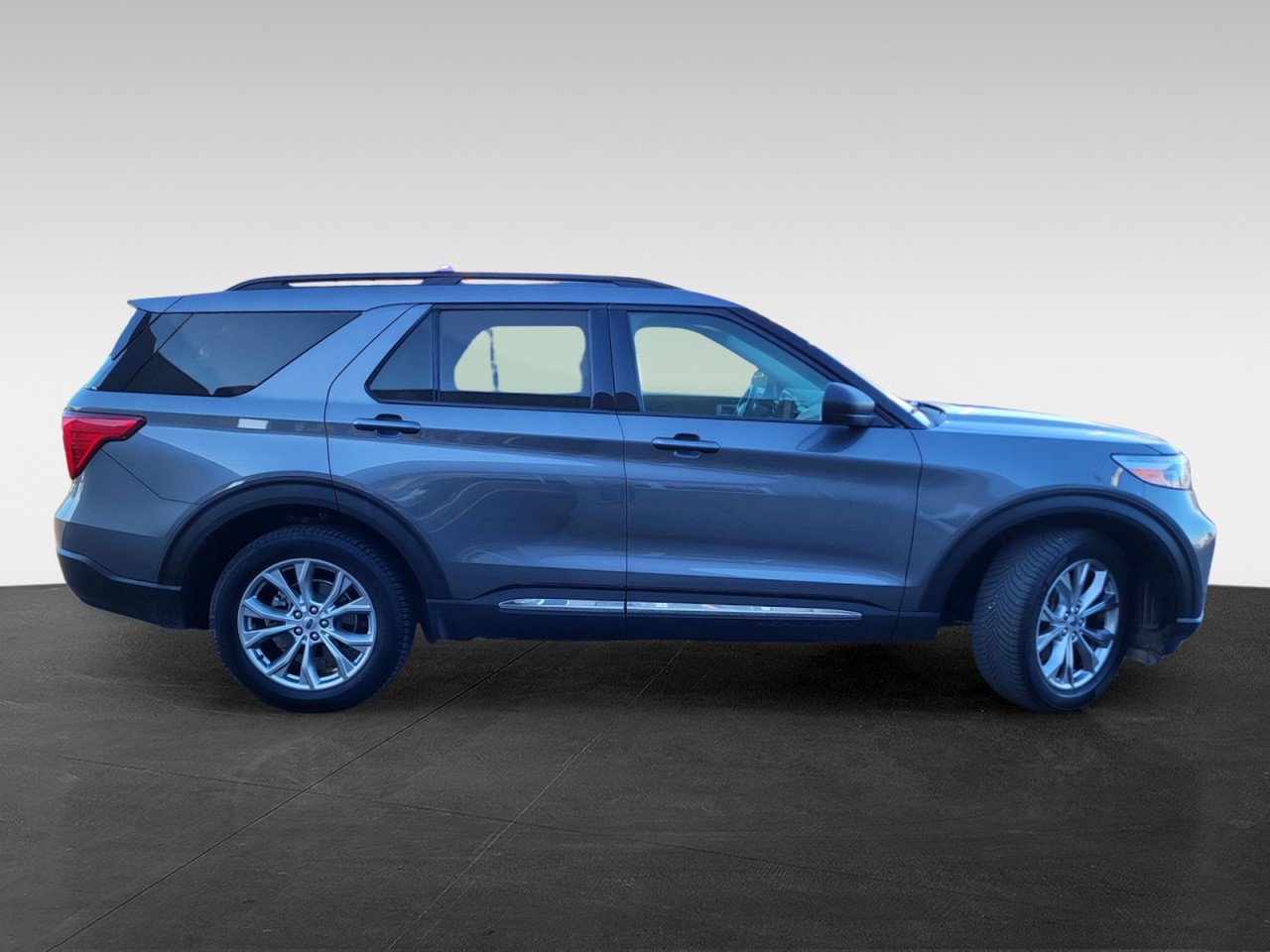 Used 2021 Ford Explorer XLT w/ Equipment Group 202A image 4