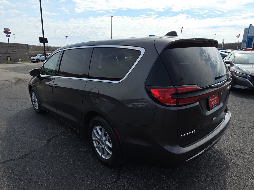 Used 2023 Chrysler Pacifica Touring-L FWD image 6
