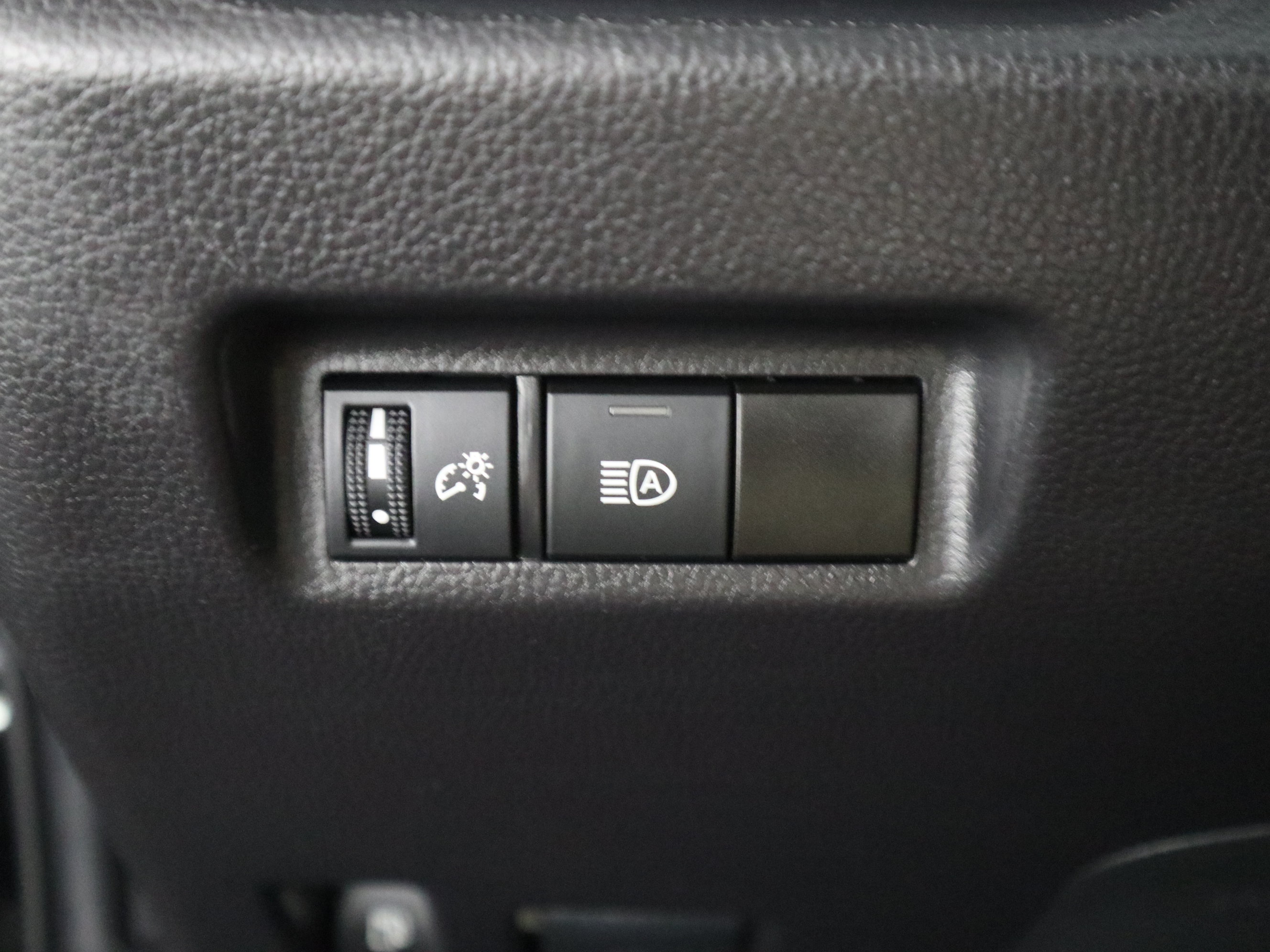 Used 2025 Toyota RAV4 LE AWD/4WD image 28