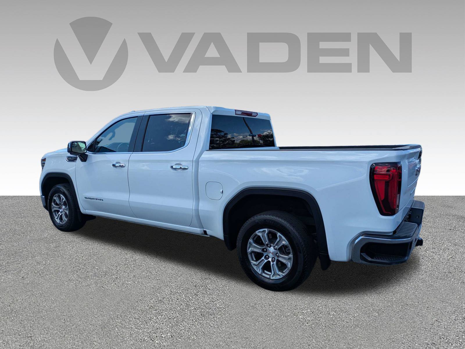 Certified 2025 GMC Sierra 1500 SLT RWD image 26