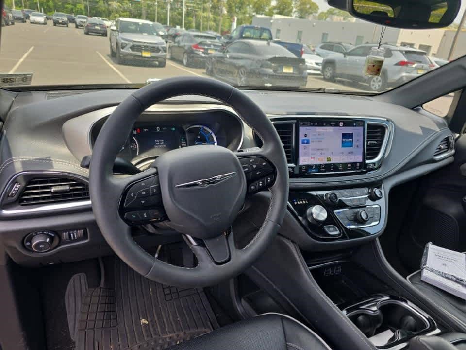 Used 2023 Chrysler Pacifica Limited w/ S Appearance Package FWD image 10