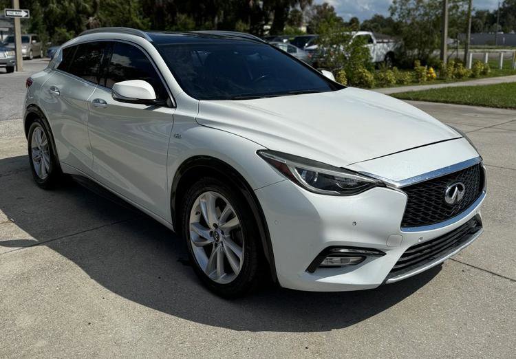 Used 2017 INFINITI QX30 Premium w/ Navigation Package image 4