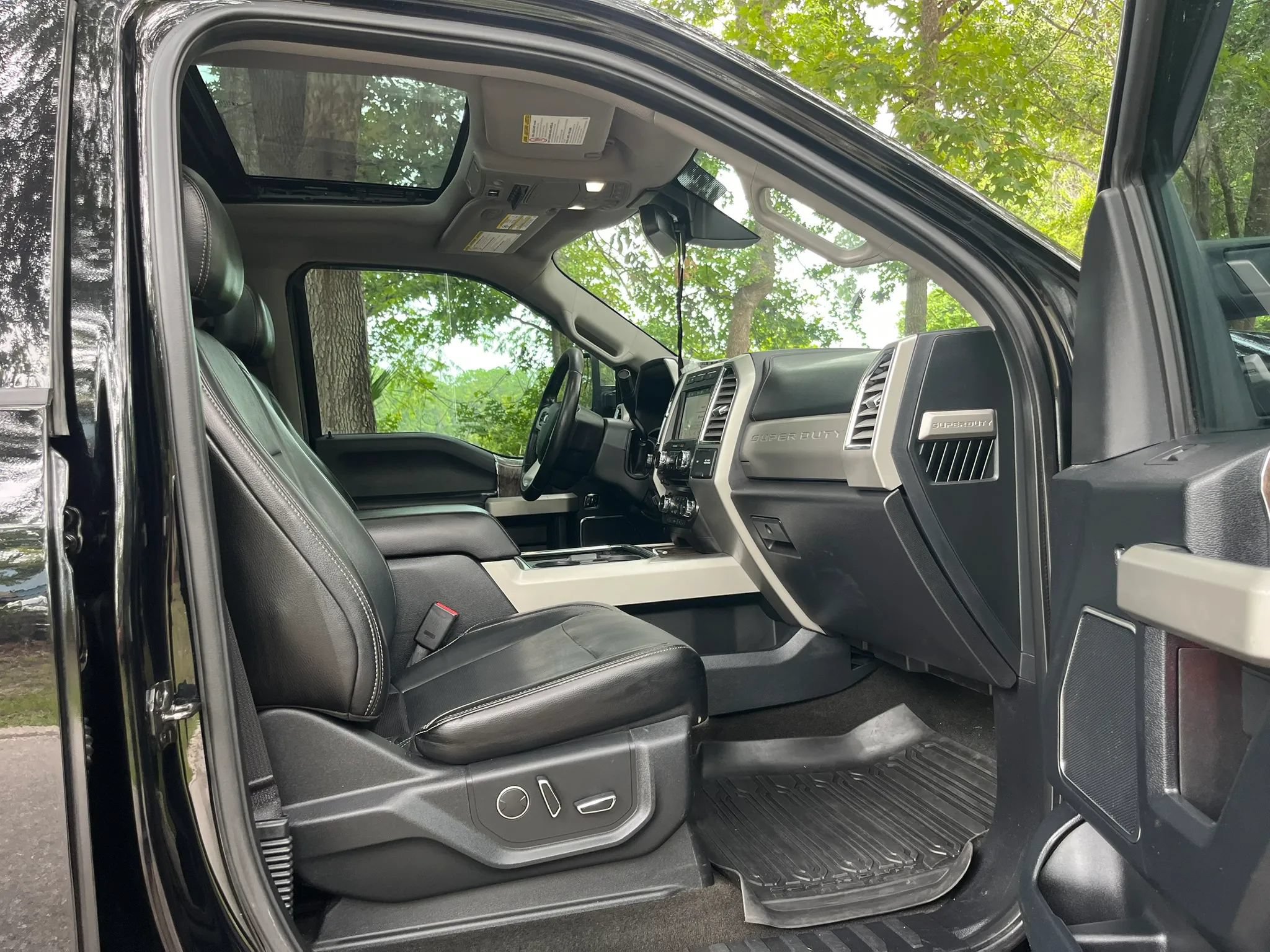 Used 2017 Ford F250 Lariat w/ Lariat Ultimate Package AWD/4WD image 17