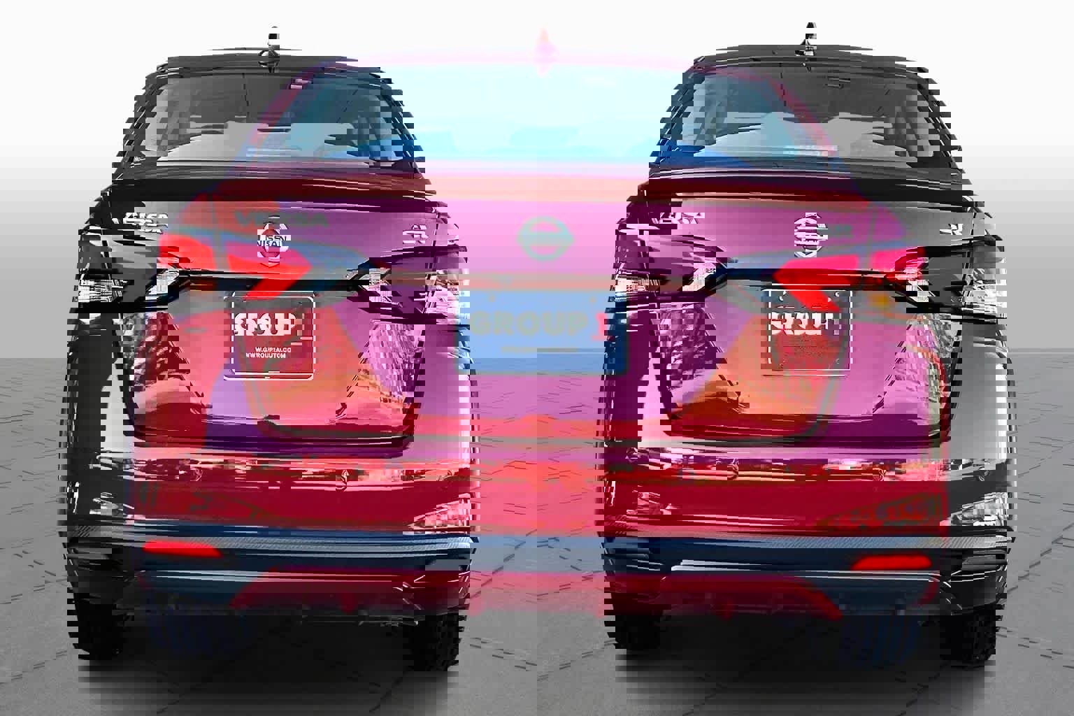 Used 2022 Nissan Versa SR w/ Trunk Package image 4