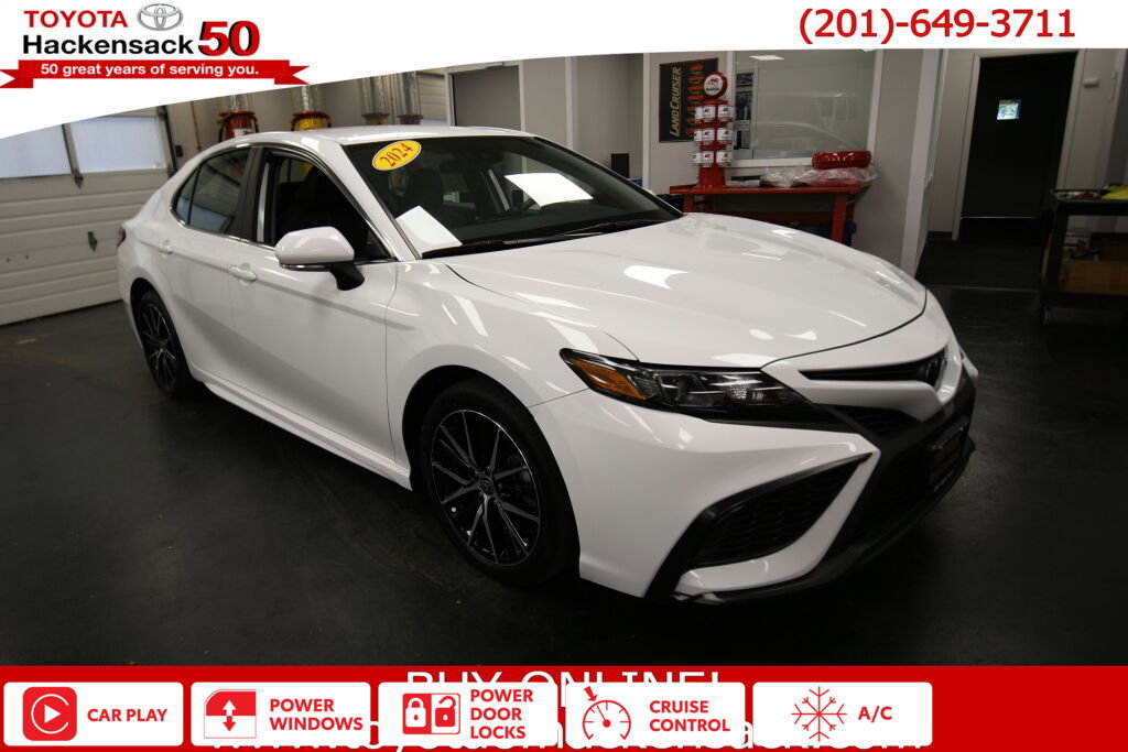 Used 2024 Toyota Camry SE image 1