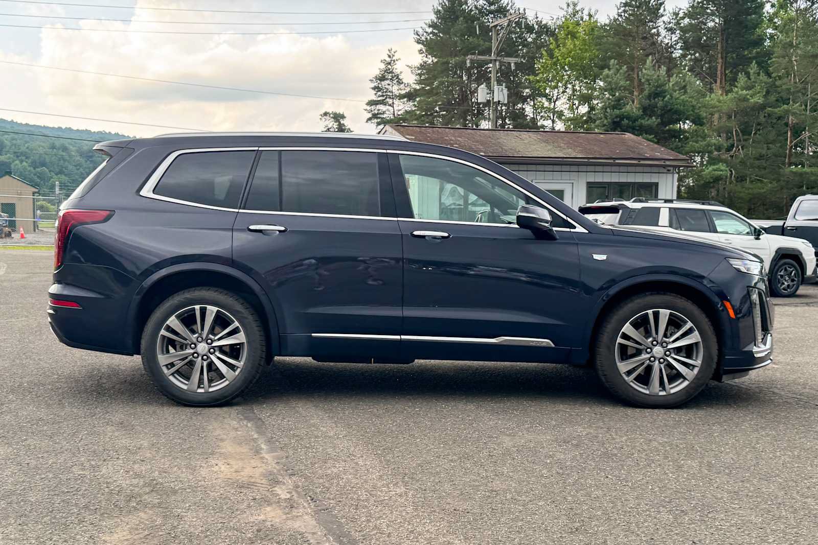 Used 2025 Cadillac XT6 Premium Luxury AWD/4WD image 2