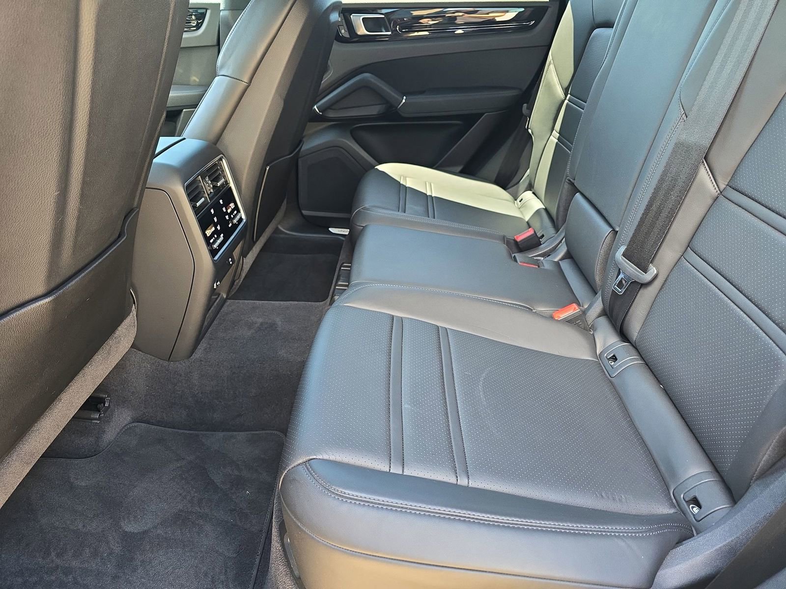 Certified 2023 Porsche Cayenne AWD/4WD image 23