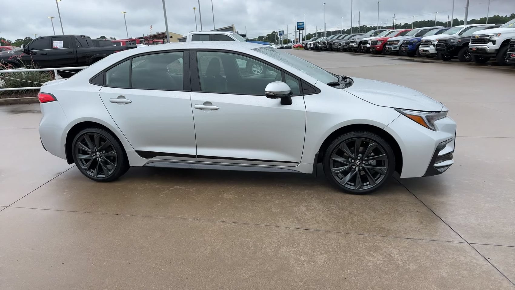 Used 2026 Toyota Corolla SE FWD image 2